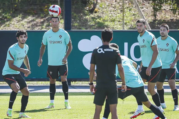 رونالدو يقود المنتخب البرتغالي ويسعى لصناعة التاريخ (إ.ب.أ)