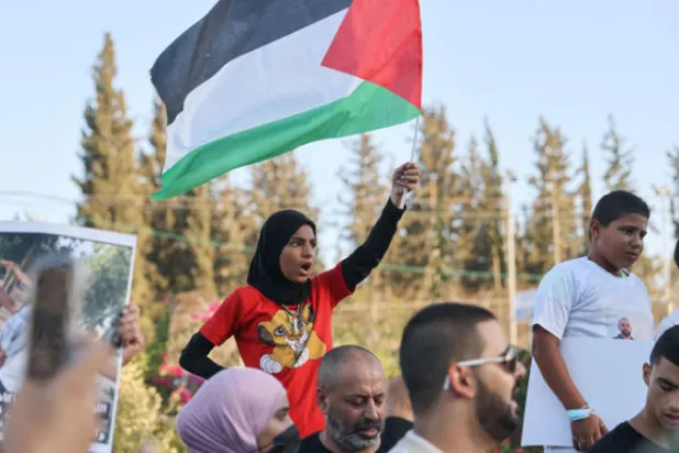 أوامر إسرائيلية بالكف عن مهاجمة حملة علم فلسطين