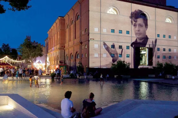 يشغل المتحف مبنيين تاريخيين مع ساحة كبيرة بينهما ما يعيد تشكيل جزء كبير من وسط مدينة ريميني (نيويورك تايمز)