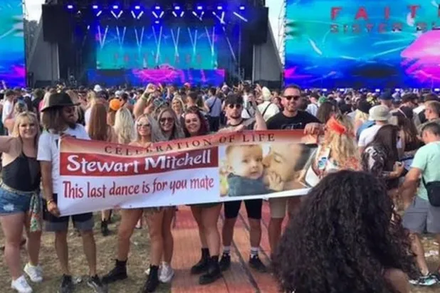 Tiësto hayranının külleri konserde konfeti yapıldı