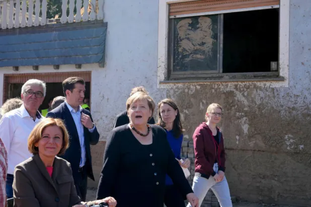 ميركل تزور المناطق المتضررة من الفيضانات قبيل الانتخابات التشريعية (صور)