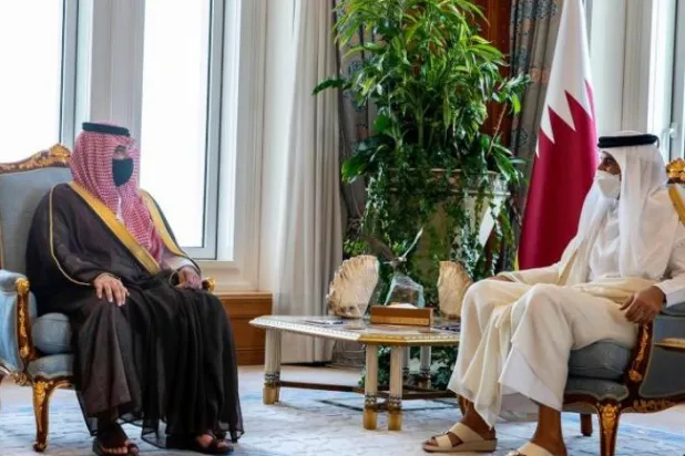 Katar Emiri, Suudi Arabistan İçişleri Bakanı ile ikili ilişkileri ve güvenlik işbirliğini gözden geçirdi