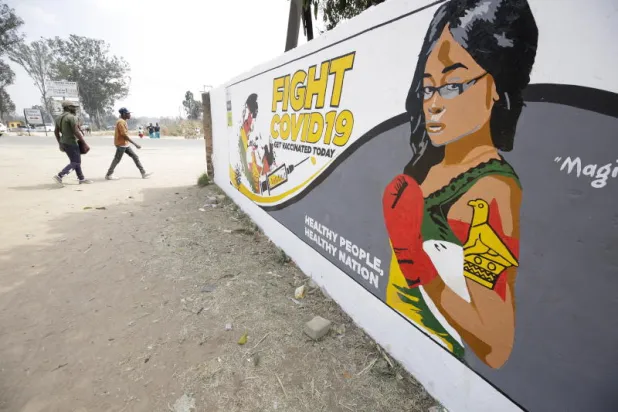 زيمبابوي تخيّر العاملين في الحكومة بين اللقاح أو الاستقالة