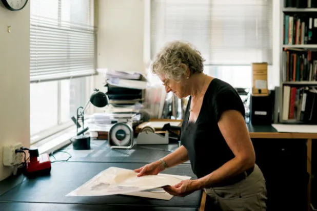 جين كالير مؤلفة «الكتالوغ النقدي» للفنان التشكيلي النمساوي إيغون شييل تلقت عروضاً بلوحات مزيفة للفنان من قبل عشرة أشخاص (نيويورك تايمز)