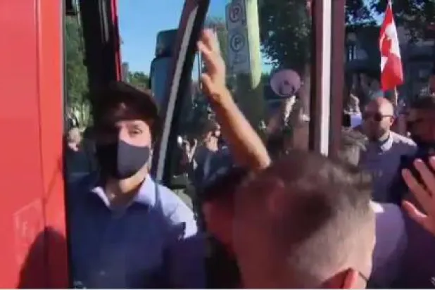 رئيس الوزراء الكندي يتعرض للرشق بالحصى خلال جولة انتخابية