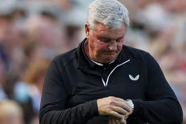 هل حان وقت رحيل بروس؟ (رويترز)