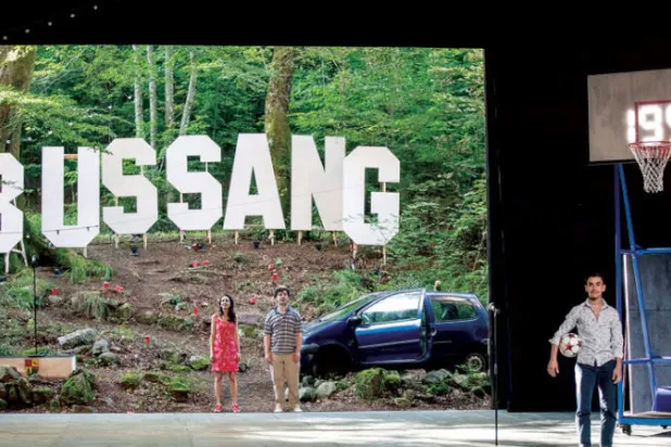 الغابة في خلفية خشبة مسرح «تياتر دو بوبل» (نيويورك تايمز) 