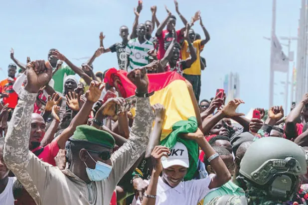 غينيا... بين اختبار الانتقال السياسي و«الأطماع الدولية»