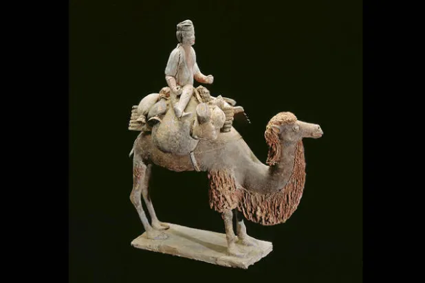 تمثال حادي إبل على ظهر جمل من القرن السابع من شمال الصين  (المتحف الوطني للفنون الآسيوية – غيميه)