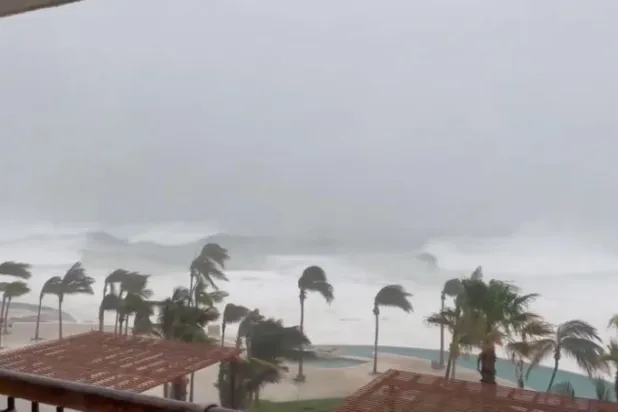 الإعصار «أولاف» يزداد قوة ويضرب سواحل المكسيك