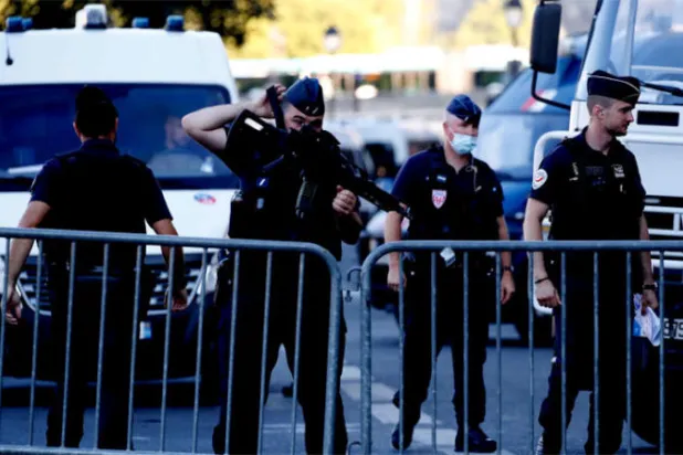 المتهم الرئيسي في هجمات باريس 2015 يجبر القاضي على تعليق المحاكمة