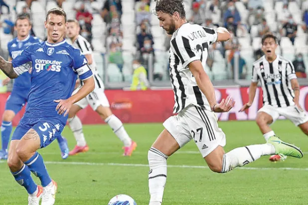 رحيل لوكاتيلي (يمين) عن ساسولو إلى يوفنتوس عكس المشهد المعقد لصفقات الإعارة حالياً