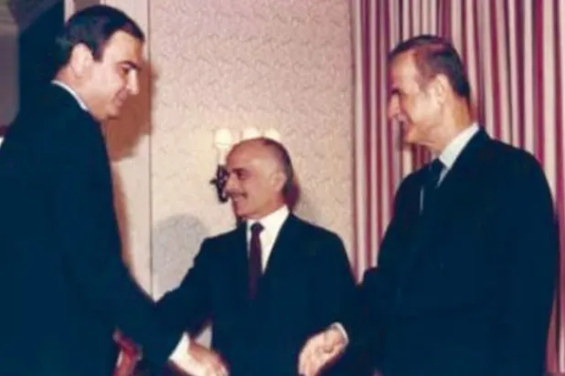 الملك حسين مستقبلاً حافظ الأسد... والمصري يصافح الضيف