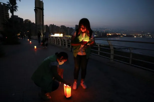 «على ضوء الشموع»... العشرات يشاركون في مسيرة لمنع الانتحار بلبنان