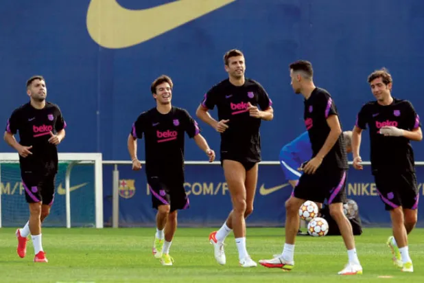 لاعبو برشلونة خلال التحضير لأول مواجهة أوروبية في حقبة ما بعد الأسطورة ميسي (أ.ف.ب)