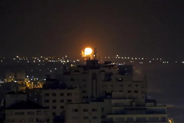 بعد إطلاق قذيفتين... إسرائيل تشن غارات على غزة لليوم الثالث