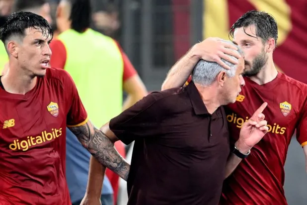 شاهد... احتفال صاخب لمورينيو بعد فوز مثير في مباراته رقم ألف