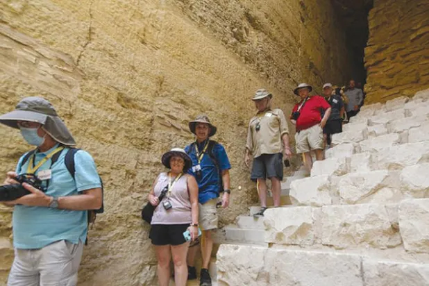 سياح أجانب يزورون المقبرة الجنوبية لزوسر عقب افتتاحها