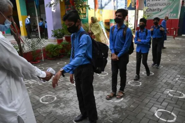 Vakalar artıyor: Çocukları okula göndermeli miyiz?