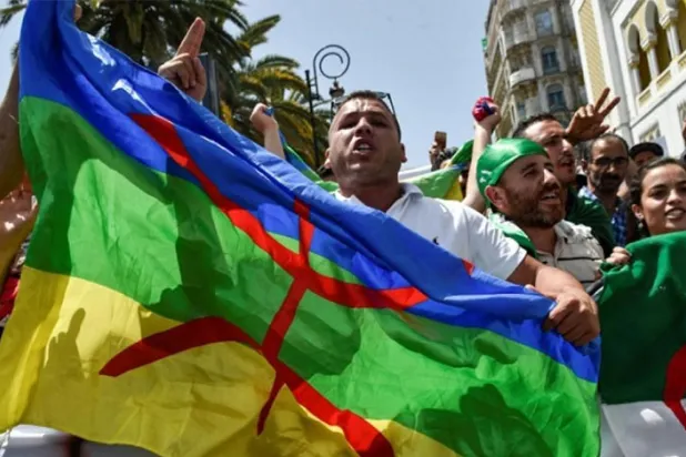 Cezayir kimlik savaşı ile dil çatışması arasında mı?