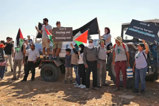 ناشطون فلسطينيون وإسرائيليون يتظاهرون  ضد مصادرة الأراضي وقطع المياه عن القرى الفلسطينية في المنطقة الجنوبية من مدينة الخليل في الضفة الغربية