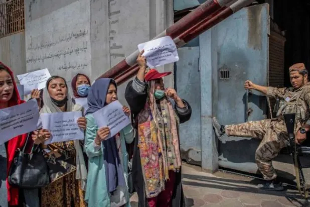 Afgan kadınlar çalışma ve okuma hakkı talebiyle gösteri düzenledi