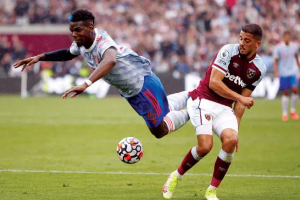 بابلو فورنالس في مواجهة مانشستر يونايتد في المرحلة الخامسة من الدوري الإنجليزي (رويترز)