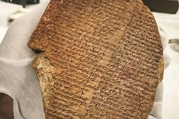 العراق يستعيد الخميس لوحاً مسمارياً أثرياً عليه جزء من «ملحمة كلكامش»