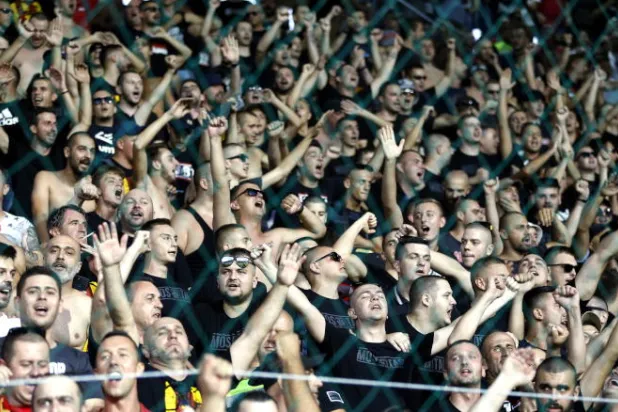 مشجعون بوسنيون غاضبون يحرقون سيارة حكم