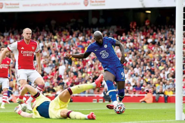 لوكاكو يهز شباك آرسنال بعد أن تلاعب بدفاع المدفعجية (غيتي)