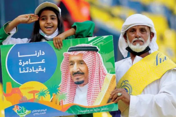 مشجعان يحتفلان باليوم الوطني (تصوير: عبد العزيز النومان)