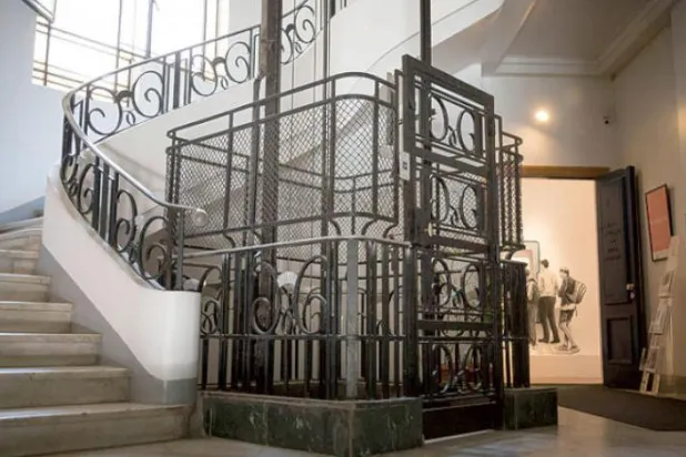 Cairo’s Antique Elevators, Glorious and Glitchy, Are Scenes of Love and Fear 