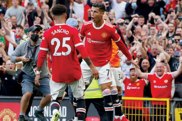 رونالدو يحتفل مع سانشو بعد تسجيل هدف في مرمى نيوكاسل (رويترز)