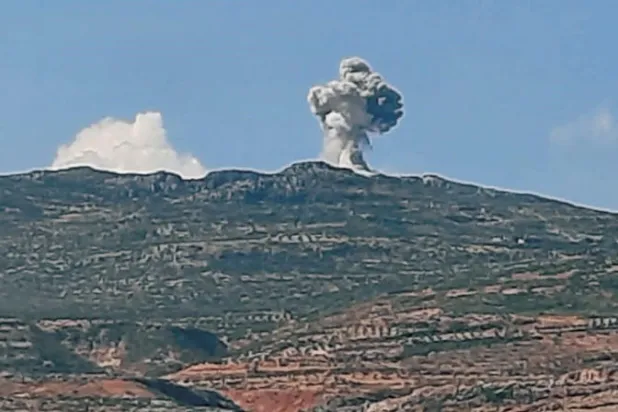 قصف روسي على أطراف طريق حلب ـ اللاذقية شمال غربي سوريا