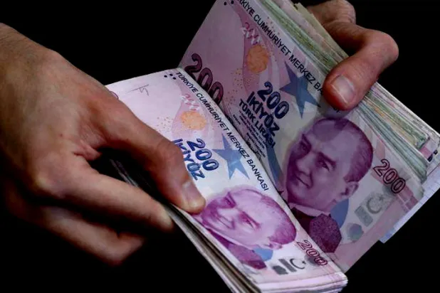 الليرة التركية تسدد ثمن إذعان «المركزي» لضغوط إردوغان