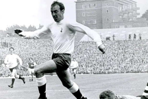 جيمي غريفز في إحدى مواجهات توتنهام في الدوري الإنجليزي في موسم 67 - 68 (الغارديان)