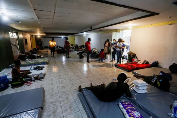 آلاف المهاجرين الهايتيين يغادرون الحدود المكسيكية الأميركية (صور)