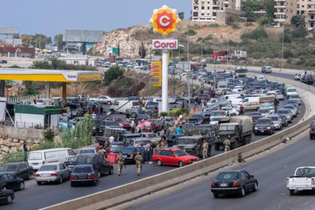 سيدات لبنان يلجأن إلى الدراجات النارية لحل أزمة النقل
