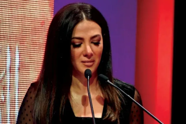 الفنانة دنيا سمير غانم خلال ظهورها الأول بعد وفاة والديها 