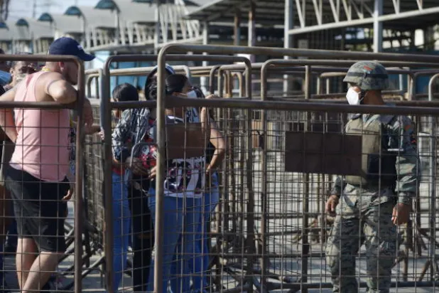 مقتل 24 سجيناً على الأقلّ بمواجهات مسلّحة داخل سجن في الإكوادور