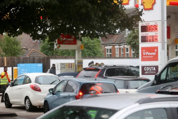 فوضى في بريطانيا... الوقود نفد ونقص الأدوية في الصيدليات