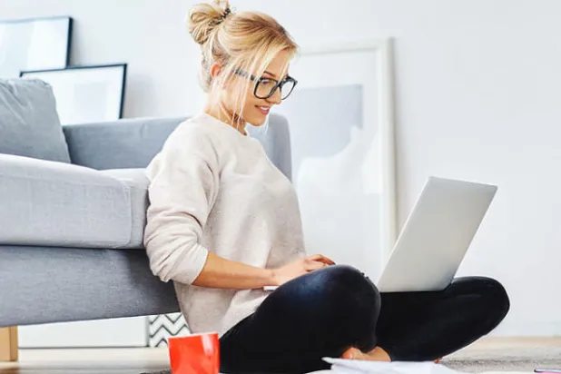 الجلوس في «وضعية الجائحة» يؤذي ظهرك