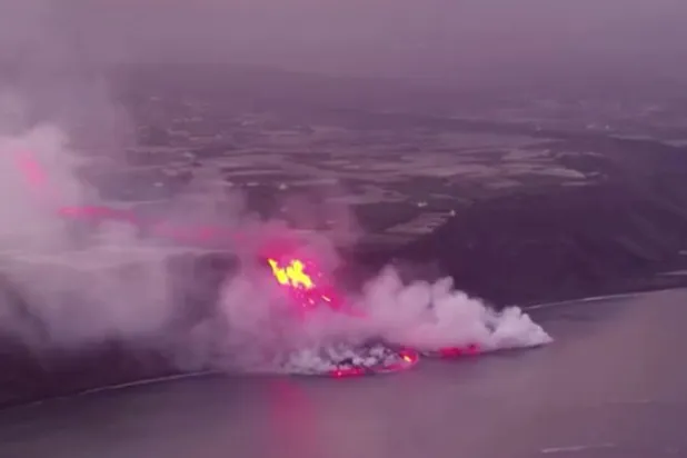 شاهد... حمم بركان جزيرة لاس بالماس الإسبانية غطت 10 هكتارات من المحيط