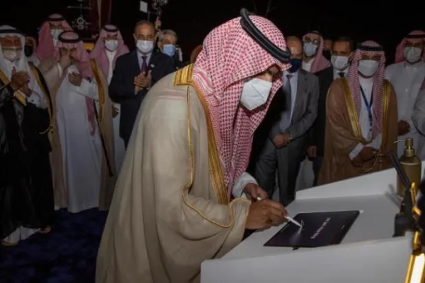 Suudi Arabistan Kültür Bakanı ve Kültür Kalkınma Fonu Yönetim Kurulu Başkanı Prens Bedr bin Abdullah bin Ferhan fuarın resmen başladığını açıkladı (SPA)