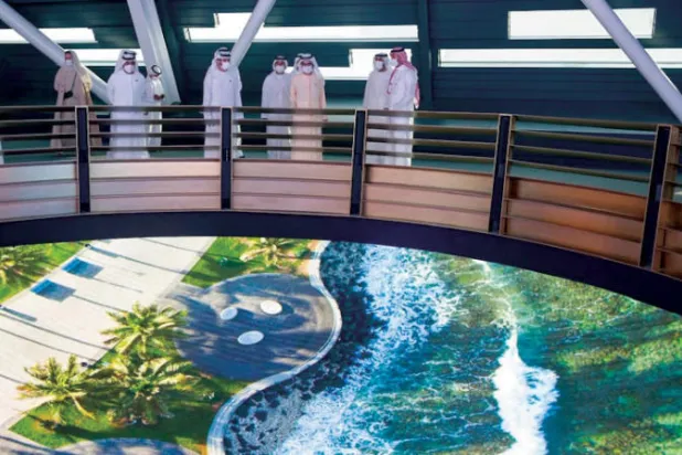 الشيخ محمد بن راشد والشيخ حمدان بن محمد والشيخ مكتوم بن محمد خلال الاطلاع على المشاركة السعودية