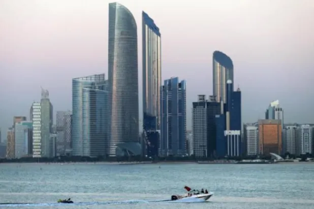 مصرع 4 إثر سقوط طائرة إسعاف في أبوظبي