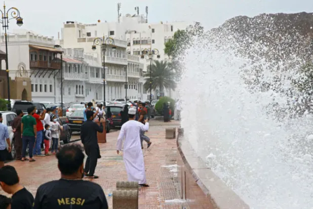 «شاهين» تضرب سواحل عُمان