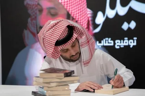 جشن امضای اولین رمان آل‌الشیخ در نمایشگاه ریاض برگزار شد 