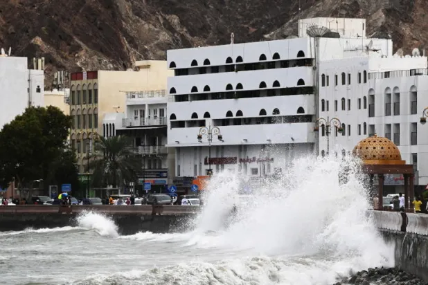 عُمان: «شاهين» يدخل المصنعة والسويق وانخفاض تصنيفه إلى عاصفة مدارية