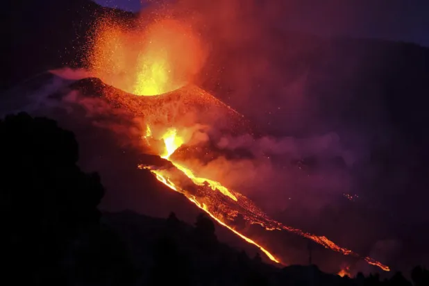 شاهد... بركان جزر الكناري يصبح «أكثر عدوانية» مع زيادة قذف الحمم